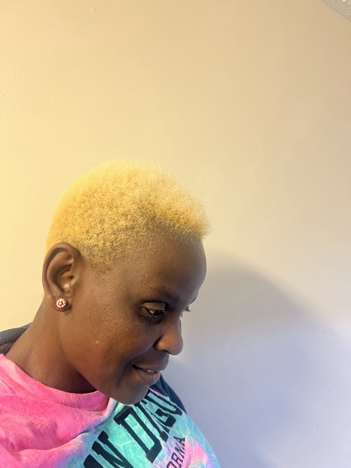 Finished close-cropped blonde women’s haircut